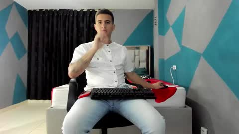 Snapshot of simonkeler chatting on 12.31.24 SIMON KELER online show from 12.31.24