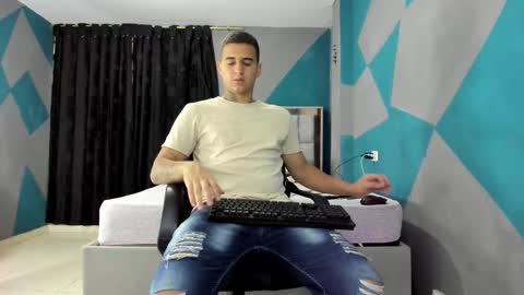 Snapshot of simonkeler chatting on 02.22.25 SIMON KELER online show from 02.22.25