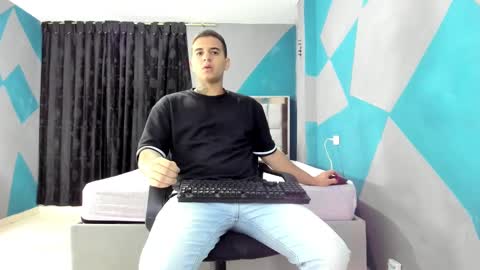 Snapshot of simonkeler chatting on 02.25.25 SIMON KELER online show from 02.25.25