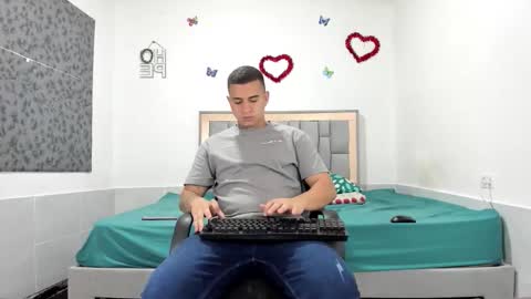 Snapshot of simonkeler chatting on 10.12.25 SIMON KELER online show from 10.12.25