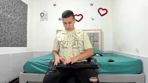 Snapshot of simonkeler chatting on 10.16.25 SIMON KELER online show from 10.16.25