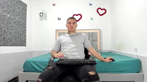 Snapshot of simonkeler chatting on 10.17.25 SIMON KELER online show from 10.17.25