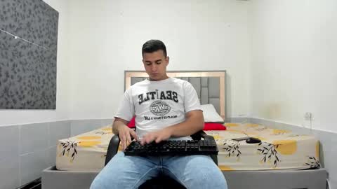 Snapshot of simonkeler chatting on 11.26.25 SIMON KELER online show from 11.26.25