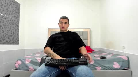 Snapshot of simonkeler chatting on 12.13.25 SIMON KELER online show from 12.13.25