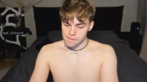 Snapshot of simonwnl chatting on 12.03.25 Simon online show from 12.03.25