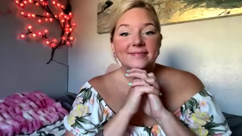 Snapshot of singlesexymom chatting on 09.25.25 singlesexymom online show from 09.25.25