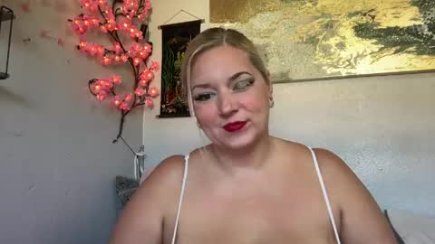 Snapshot of singlesexymom chatting on 05.20.26 singlesexymom online show from 05.20.26