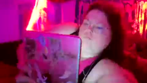 Snapshot of siofra chatting on 06.26.26 Siofra online show from 06.26.26