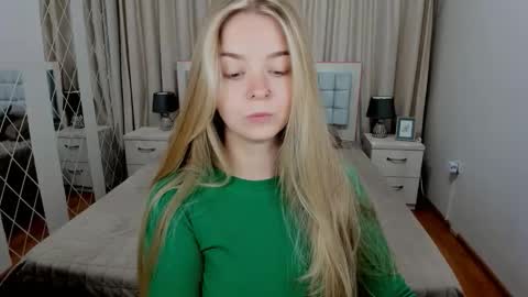 Snapshot of sirenabloom chatting on 09.30.25 SirenaBloom online show from 09.30.25