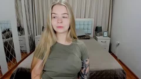 Snapshot of sirenabloom chatting on 10.03.25 SirenaBloom online show from 10.03.25