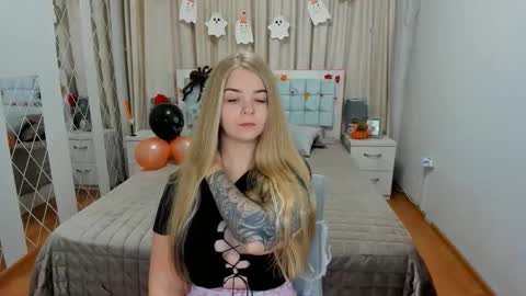 Snapshot of sirenabloom chatting on 10.26.25 SirenaBloom online show from 10.26.25