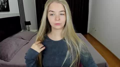 Snapshot of sirenabloom chatting on 10.27.25 SirenaBloom online show from 10.27.25