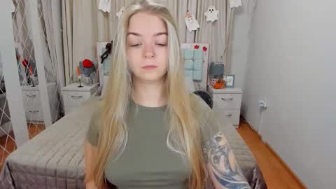 Snapshot of sirenabloom chatting on 10.31.25 SirenaBloom online show from 10.31.25