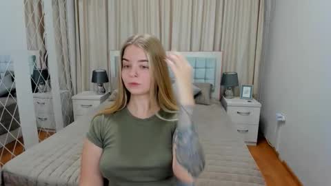 Snapshot of sirenabloom chatting on 11.13.25 SirenaBloom online show from 11.13.25