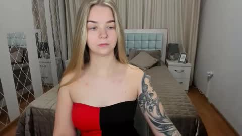 Snapshot of sirenabloom chatting on 11.17.25 SirenaBloom online show from 11.17.25