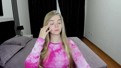 Snapshot of sirenabloom chatting on 11.18.25 SirenaBloom online show from 11.18.25