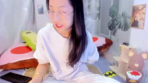 Snapshot of sisi_baby chatting on 11.25.25 julila online show from 11.25.25