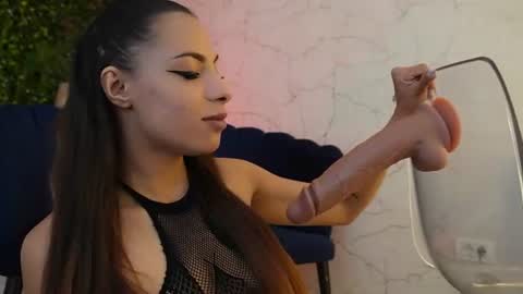 Snapshot of sisi_von_dee chatting on 07.15.26 Dee online show from 07.15.26