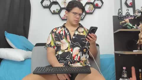 Snapshot of siul_bigcock chatting on 09.19.25 Siul Thompson online show from 09.19.25