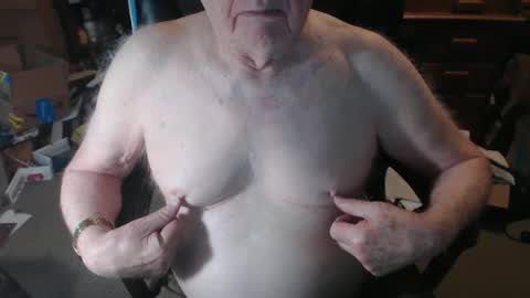 Snapshot of sjbottomboi chatting on 11.12.25 sjbottomboi online show from 11.12.25