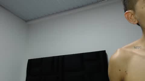 Snapshot of skinny_badboy chatting on 12.29.24 E R O S online show from 12.29.24