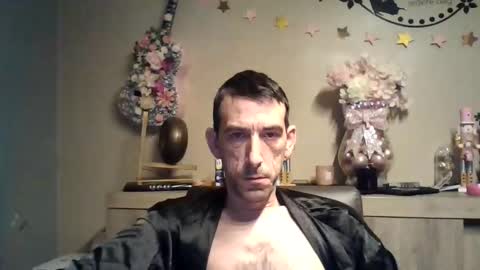 Snapshot of skinnybigcock2 chatting on 12.20.25 SkinnyBigCock2 online show from 12.20.25