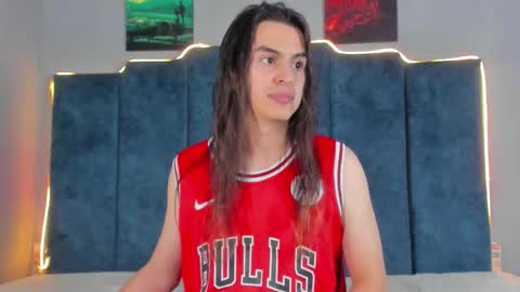 Snapshot of sky_liink chatting on 10.20.25 Santiago online show from 10.20.25