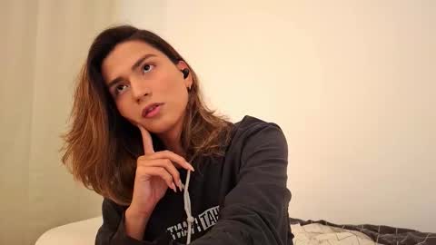 Snapshot of skyamber8v2 chatting on 11.17.25 Vi online show from 11.17.25