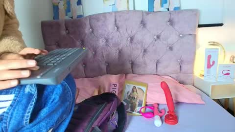 Snapshot of skye_moore chatting on 10.01.25 skye moore online show from 10.01.25