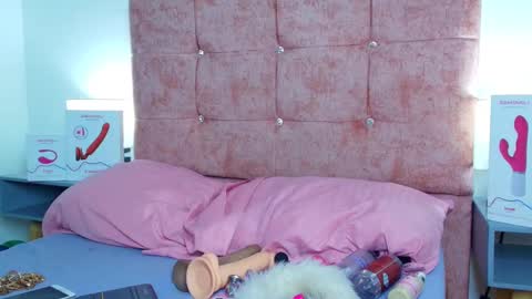 Snapshot of skye_moore chatting on 10.13.25 skye moore online show from 10.13.25