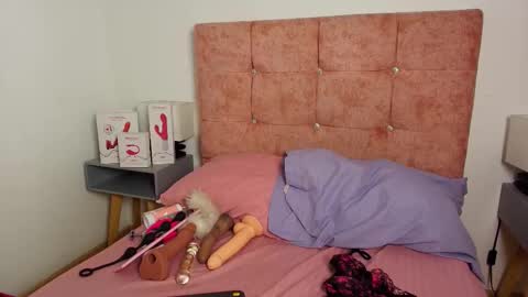 Snapshot of skye_moore chatting on 10.14.25 skye moore online show from 10.14.25