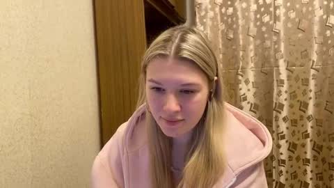 Snapshot of skyedavis chatting on 12.17.25 skyedavis online show from 12.17.25