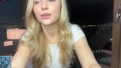 Snapshot of skyeveil chatting on 11.02.25 Skye online show from 11.02.25