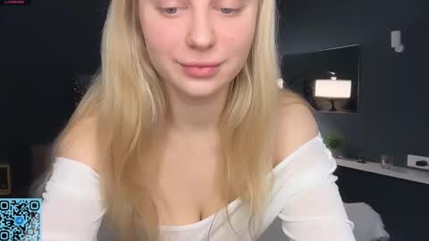 Snapshot of skyeveil chatting on 12.15.25 Skye online show from 12.15.25