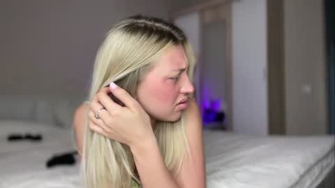 Snapshot of skyffi chatting on 02.08.25 GARRY AND SOPHIA online show from 02.08.25