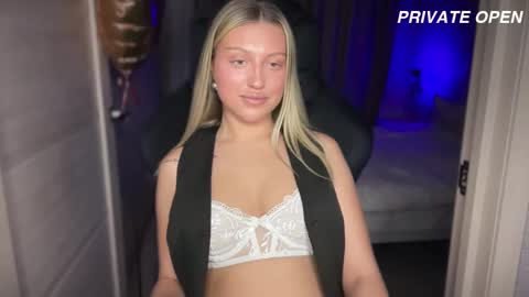 Snapshot of skyffi chatting on 02.18.25 GARRY AND SOPHIA online show from 02.18.25