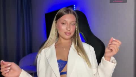 Snapshot of skyffi chatting on 09.22.25 GARRY AND SOPHIA online show from 09.22.25