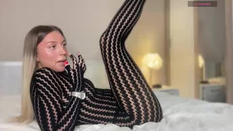 Snapshot of skyffi chatting on 11.19.25 GARRY AND SOPHIA online show from 11.19.25