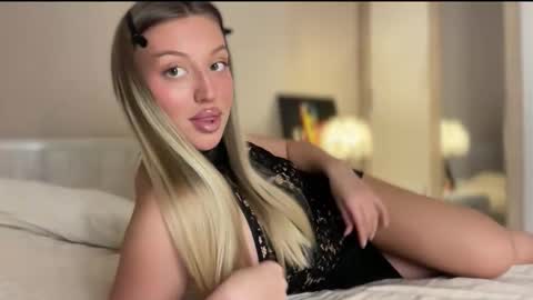 Snapshot of skyffi chatting on 12.16.25 GARRY AND SOPHIA online show from 12.16.25