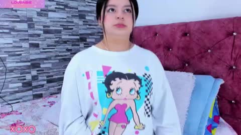 Snapshot of skyhotgirl chatting on 02.10.25 Sky online show from 02.10.25