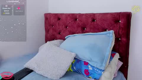 Snapshot of skyhotgirl chatting on 03.10.26 Sky online show from 03.10.26