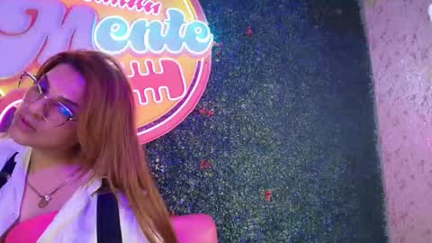 Snapshot of skylar__desire chatting on 10.28.25 skylar__desire online show from 10.28.25