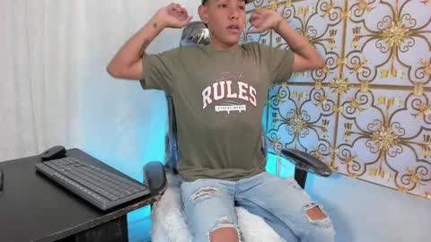 Snapshot of slimlatino_ chatting on 04.04.26 SlimLatino online show from 04.04.26