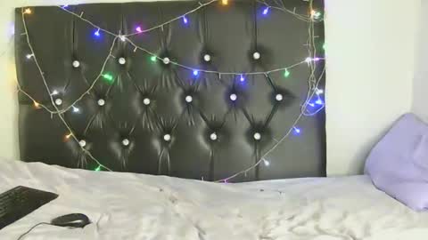 slipperylipsx online show from 04.12.26