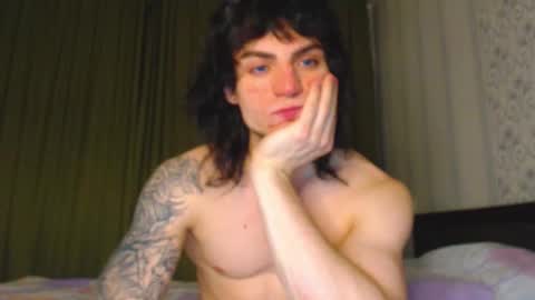 Snapshot of sly_gus chatting on 12.01.25 Gus online show from 12.01.25