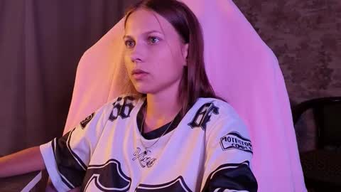 Snapshot of small_emma0 chatting on 09.08.25 Emma online show from 09.08.25