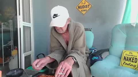 Snapshot of smallpenisbigtongue chatting on 03.04.25 Daddy online show from 03.04.25