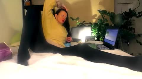 smile_dance_ online show from 11.28.25