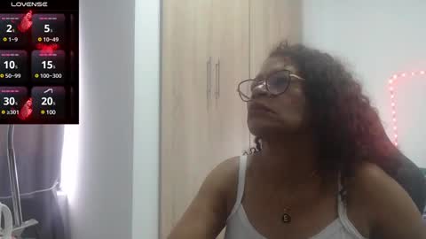 Snapshot of smilet_milf chatting on 12.29.24 Smileth online show from 12.29.24