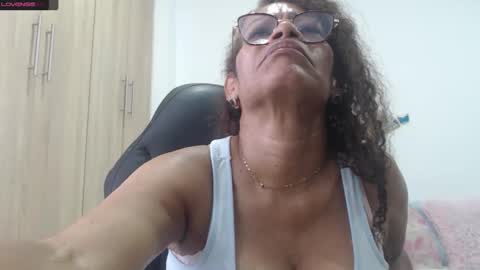 Snapshot of smilet_milf chatting on 01.18.25 Smileth online show from 01.18.25